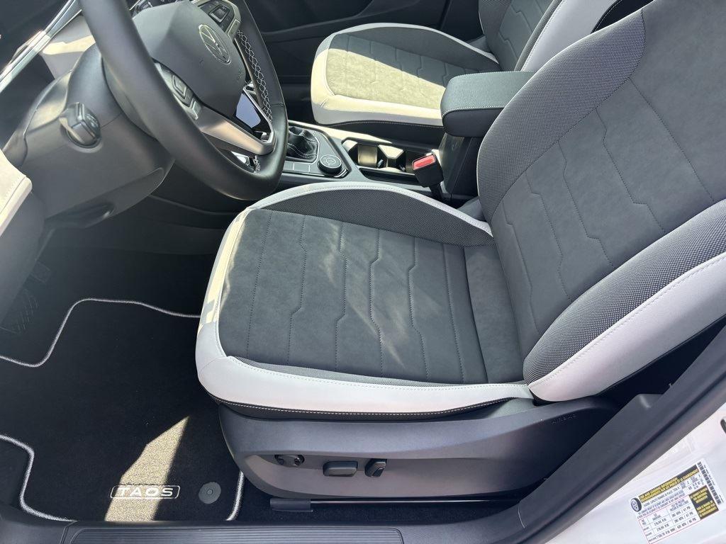 2025 Volkswagen Taos SE photo 11