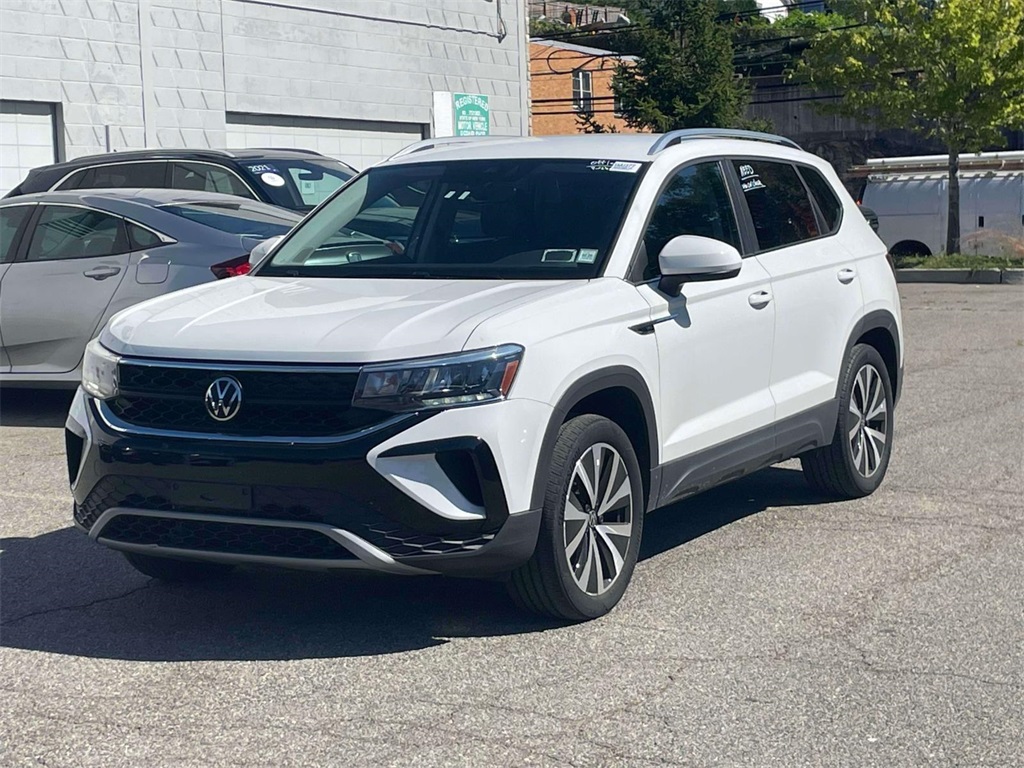 2023 Volkswagen Taos SE photo 3