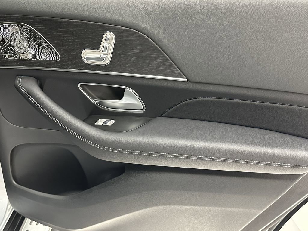 2026 Mercedes Benz GLS 450 4MATIC photo 18