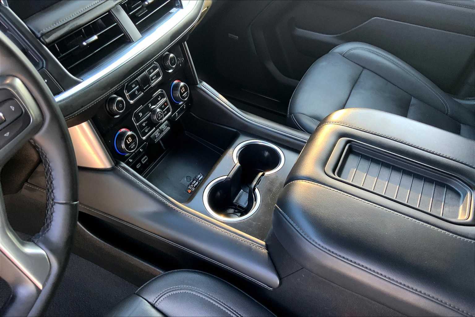 2024 Chevrolet Suburban LT photo 14