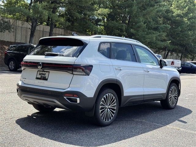 2025 Volkswagen Taos SE photo 3