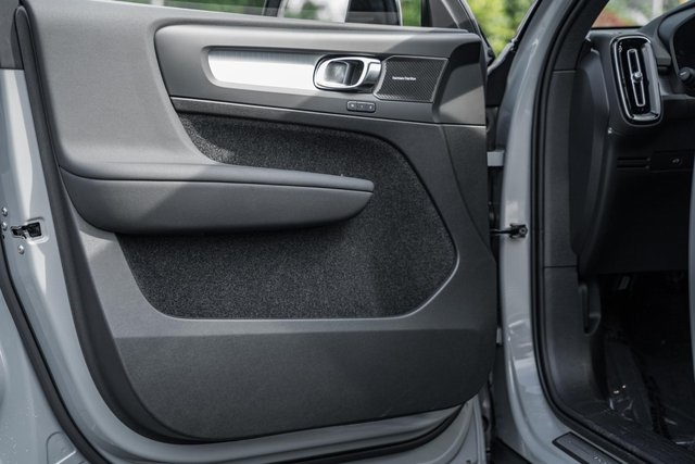 2026 Volvo XC40 photo 32