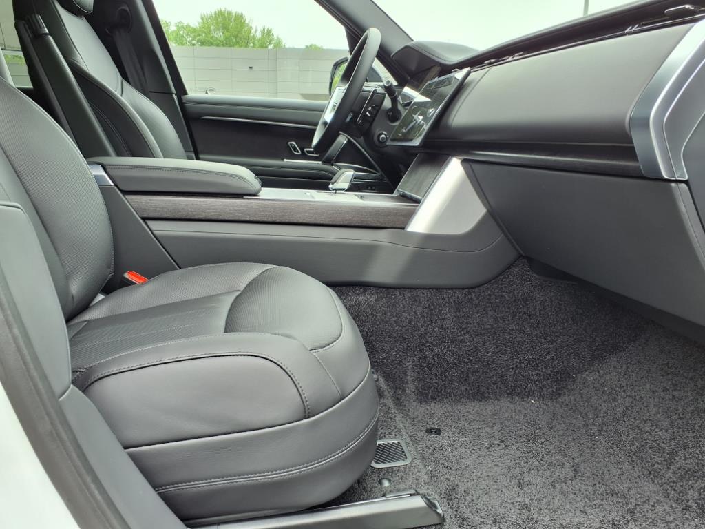 2025 Land Rover Range Rover SE photo 3