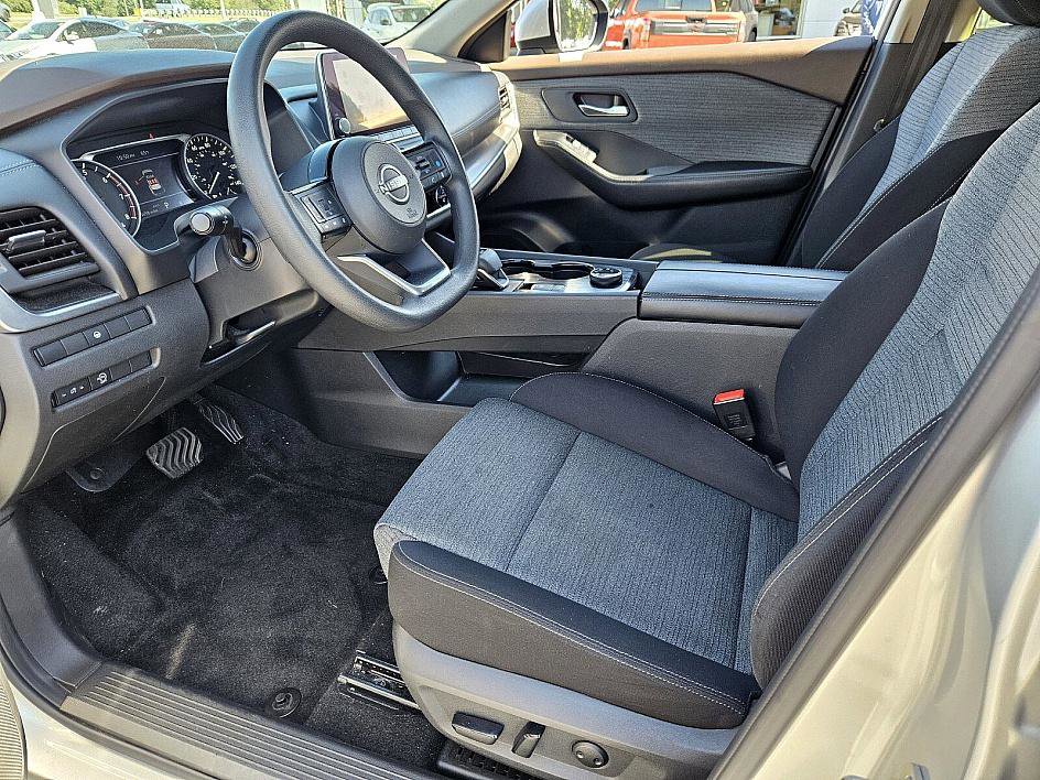 2023 Nissan Rogue SV photo 5