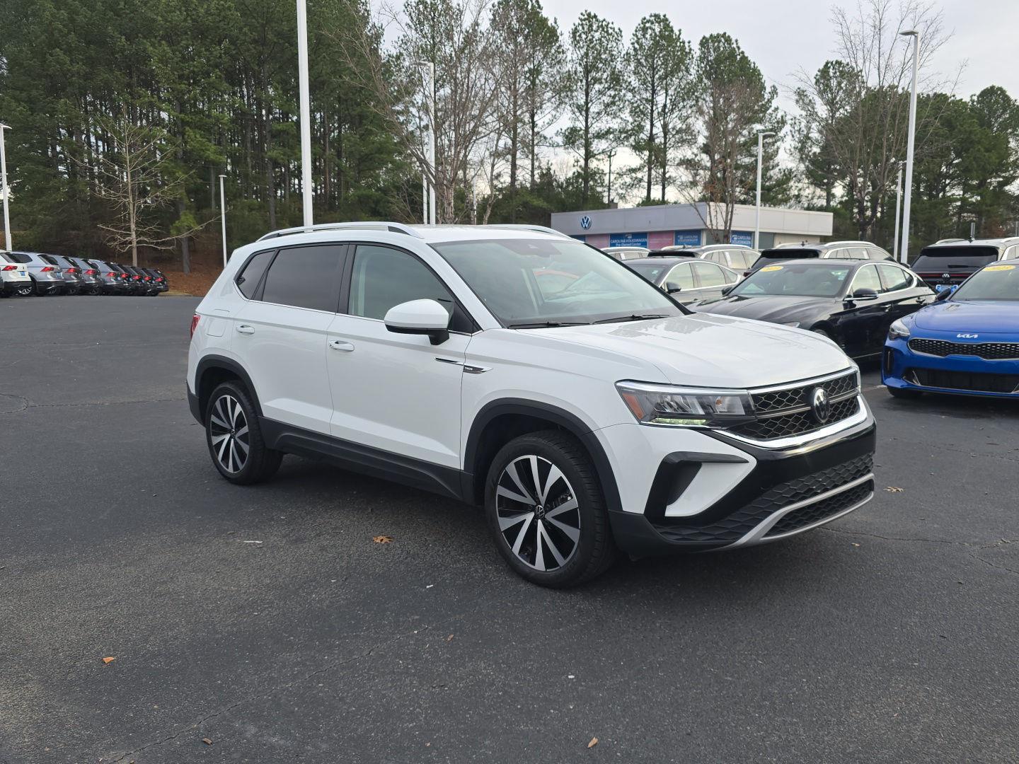 2024 Volkswagen Taos SE's photo