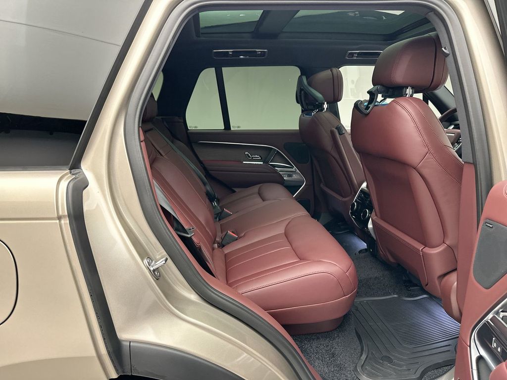 2025 Land Rover Range Rover SE photo 5
