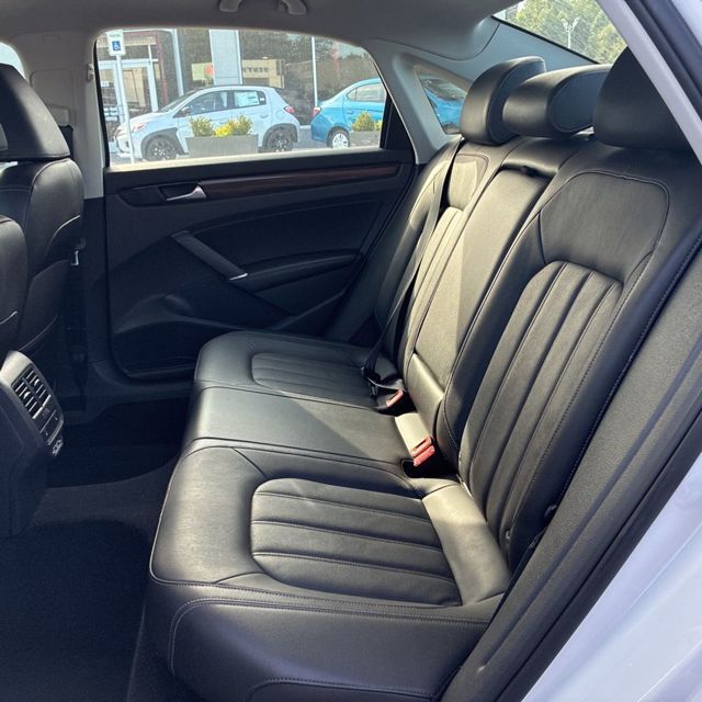 2020 Volkswagen Passat 2.0T SEL photo 4