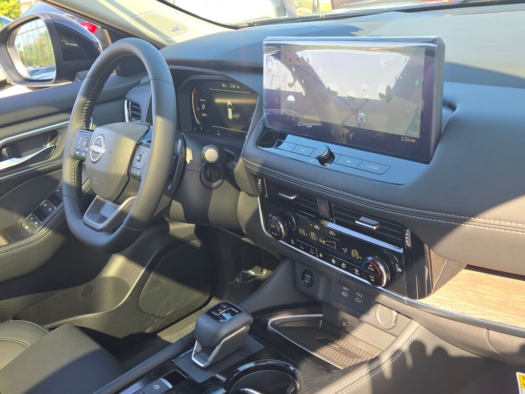 2026 Nissan Rogue Platinum photo 2