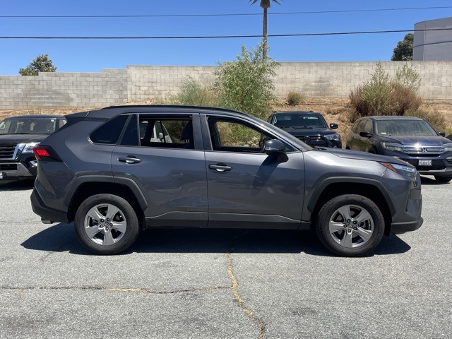2022 Toyota RAV4 XLE photo 2