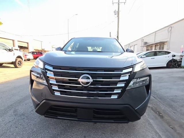 2024 Nissan Rogue SV's photo
