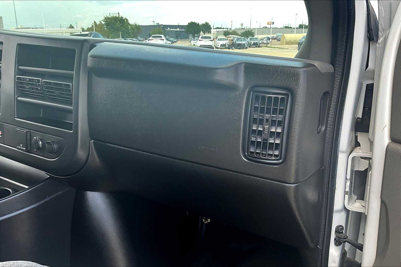 2018 Chevrolet Express Passenger LT photo 17