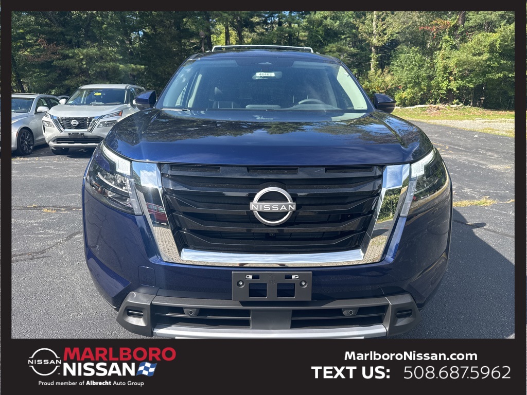 2025 Nissan Pathfinder SL photo 2