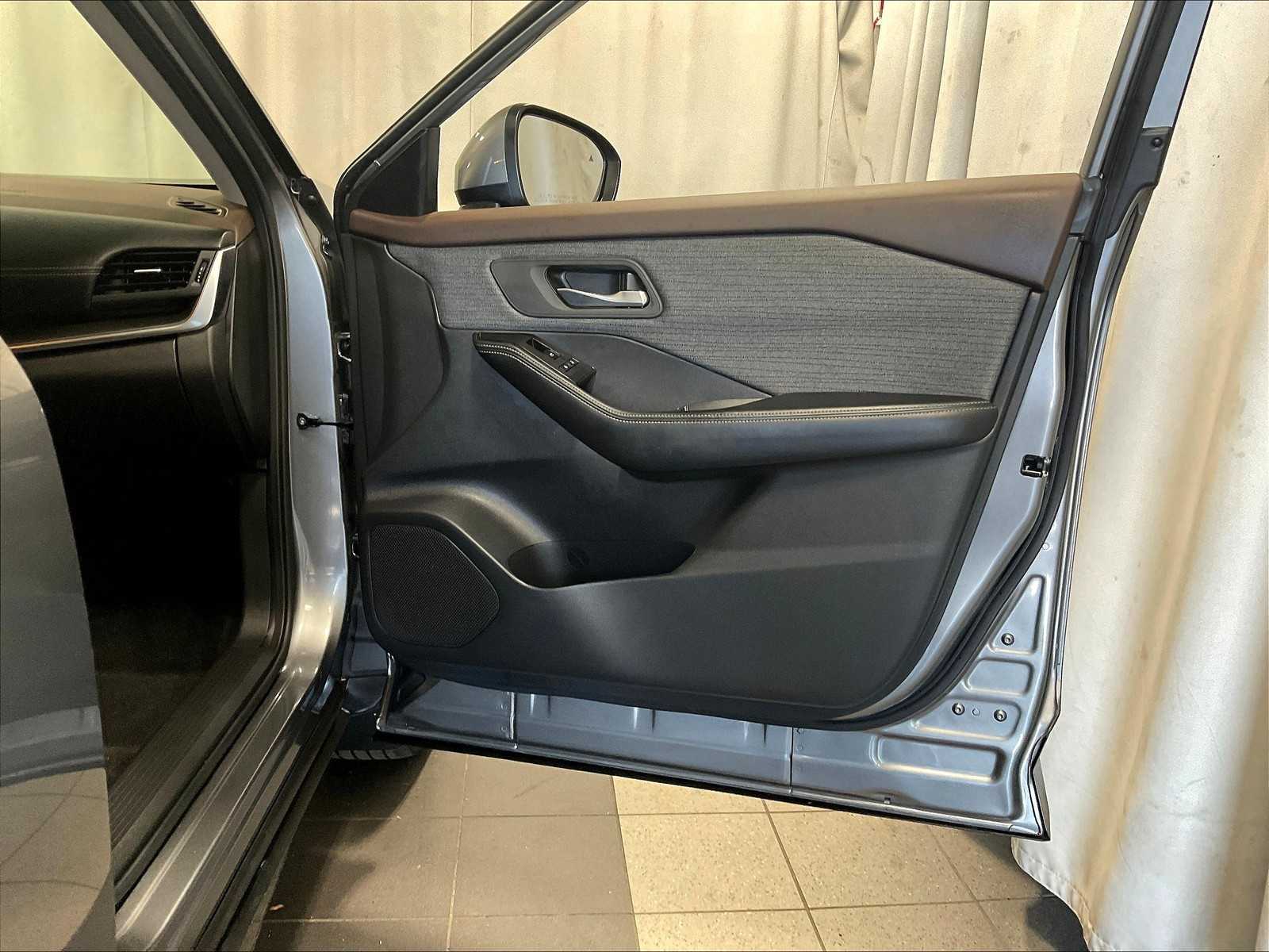 2023 Nissan Rogue SV photo 12