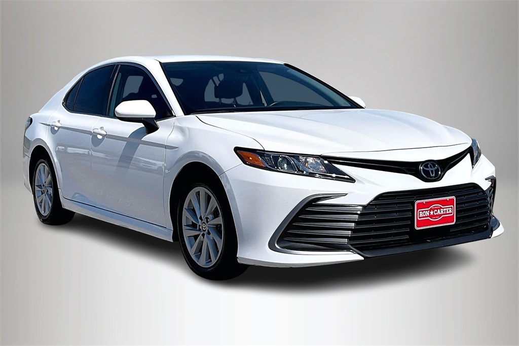 2023 Toyota Camry LE's photo