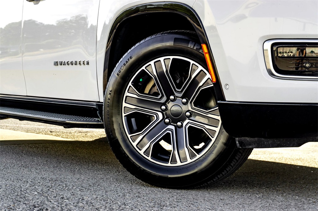 2023 Jeep Wagoneer L Series II photo 2