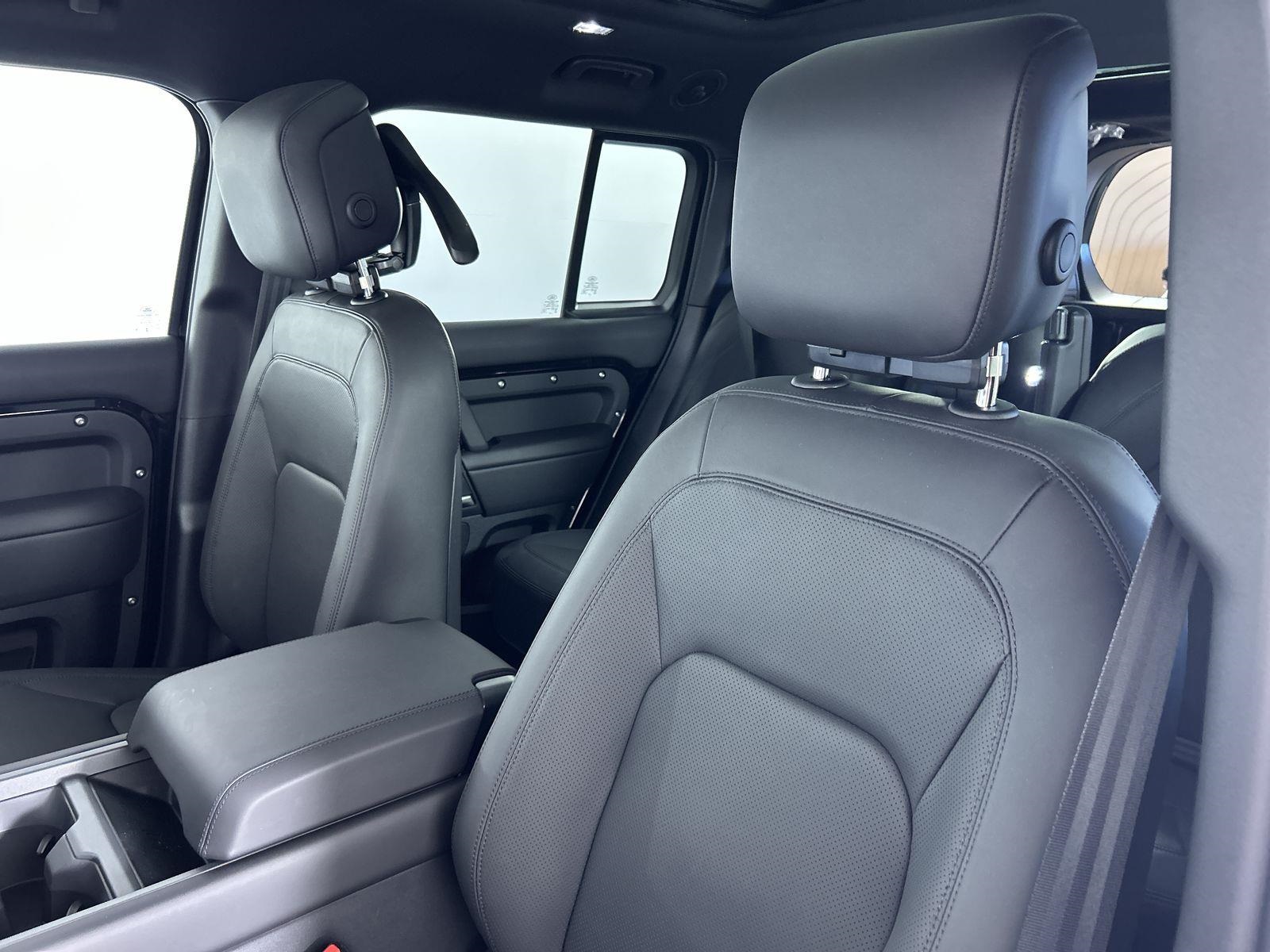 2025 Land Rover Defender 130 X-Dynamic SE photo 23