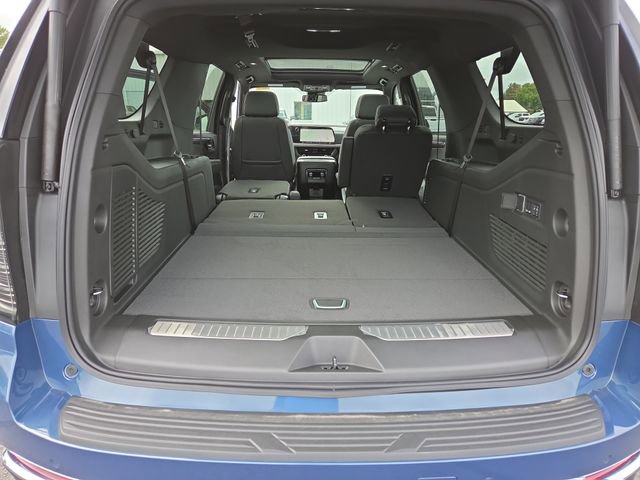 2025 Chevrolet Suburban Premier photo 16