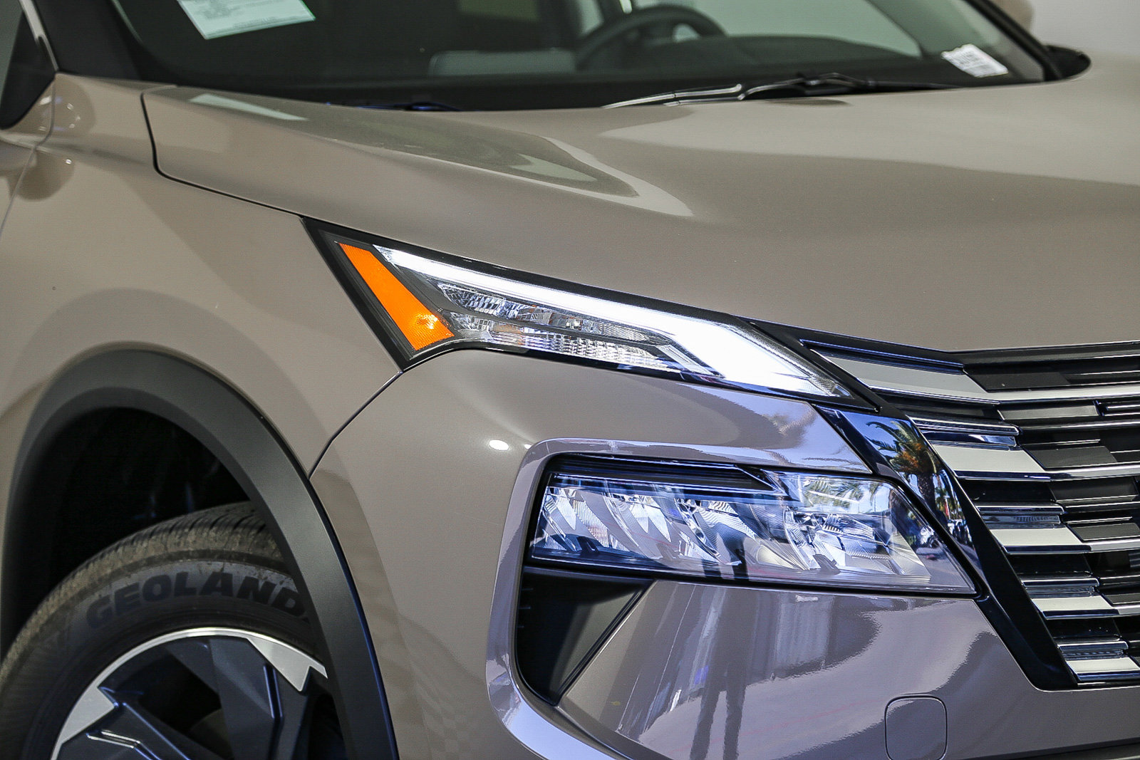 2025 Nissan Rogue SV photo 2