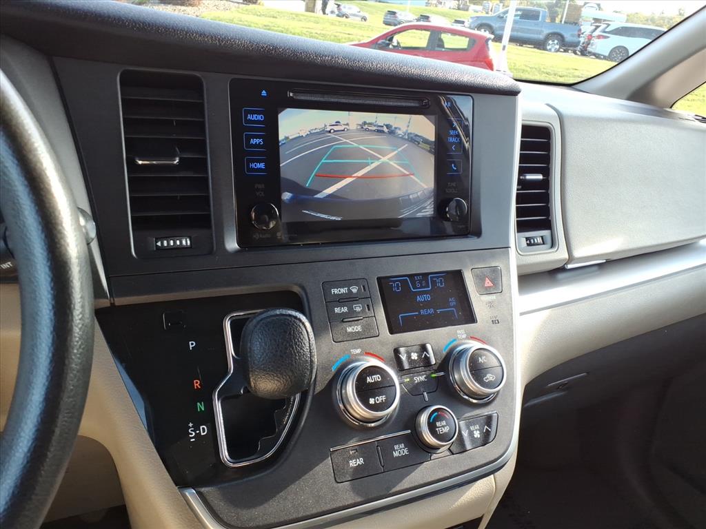 2015 Toyota Sienna LE photo 18