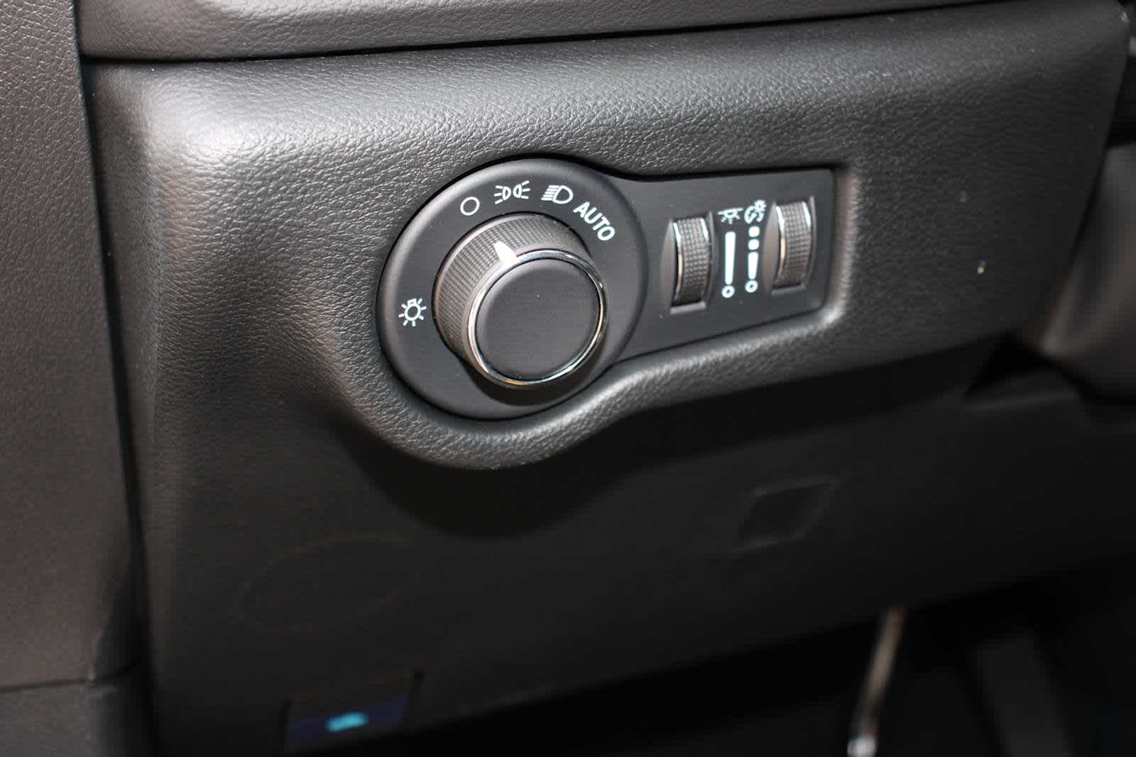 2025 Chrysler Voyager LX photo 12