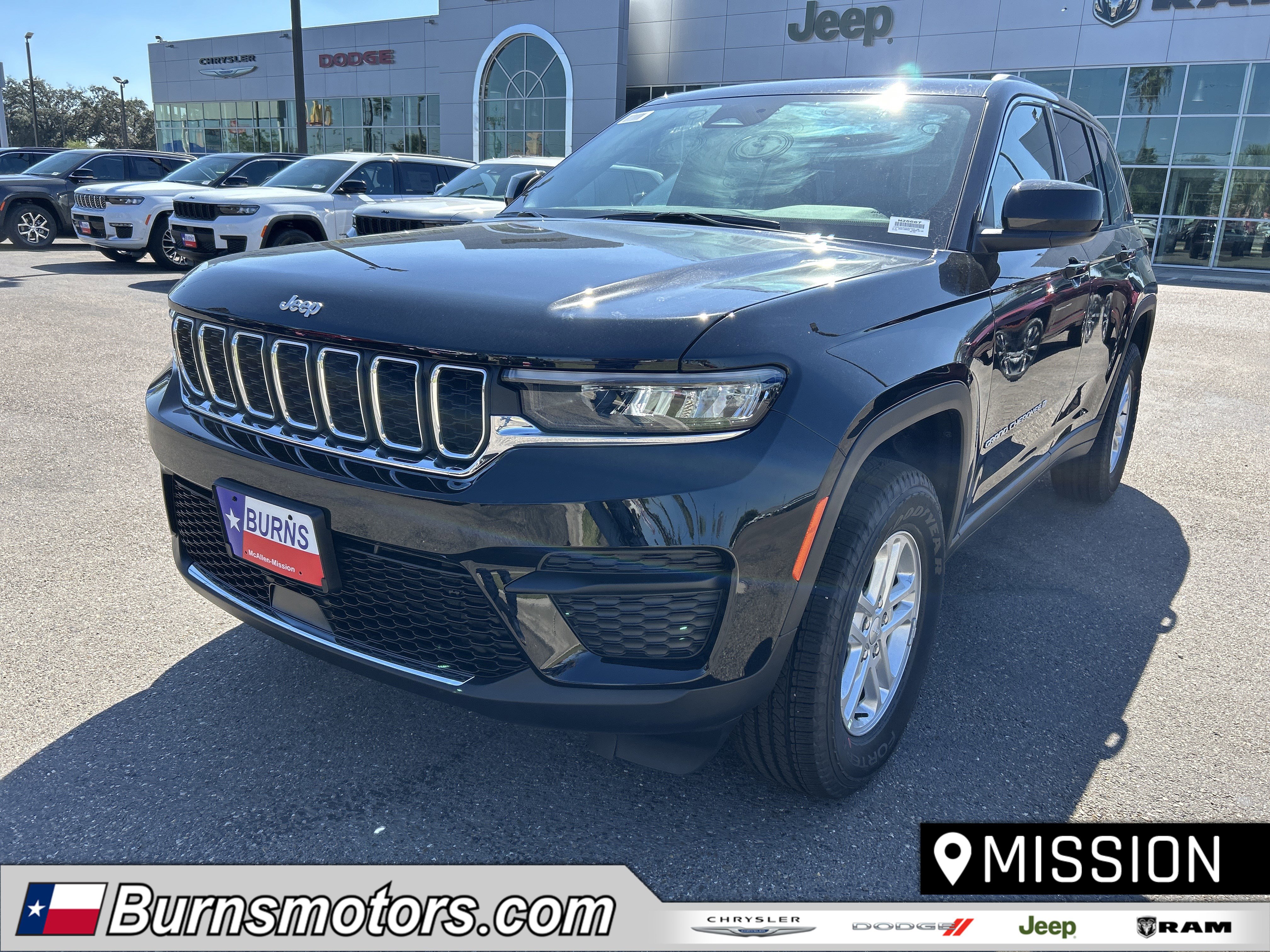 2025 Jeep Grand Cherokee Laredo's photo