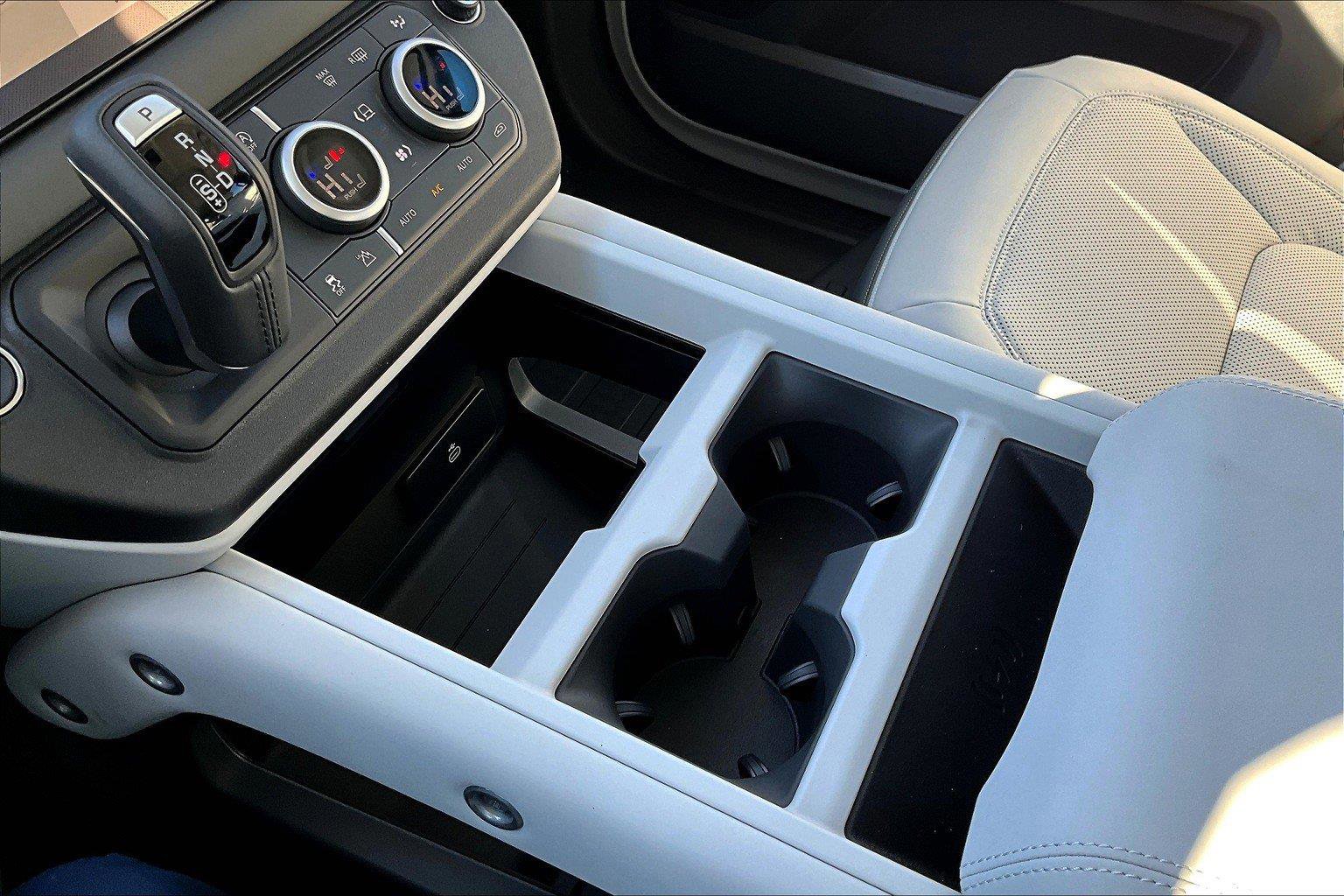 2025 Land Rover Defender 110 S photo 8