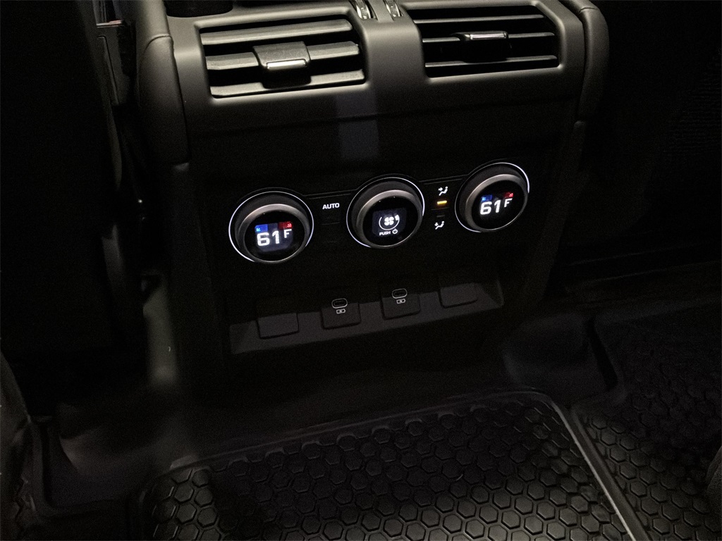2025 Land Rover Defender 130 X-Dynamic SE photo 12