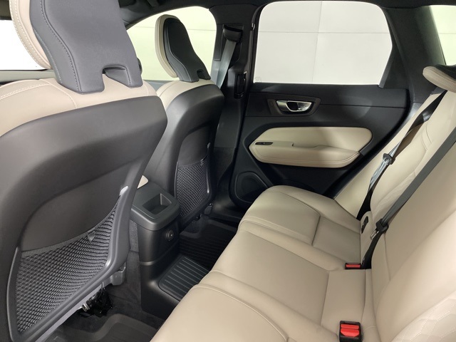 2026 Volvo XC60 Plus photo 36