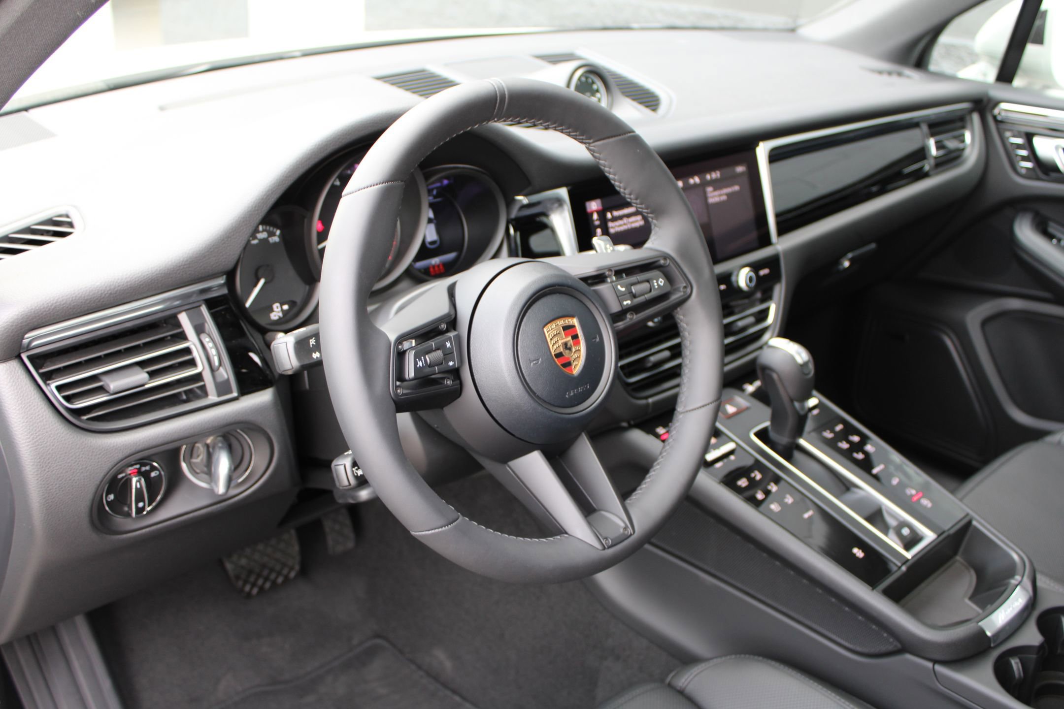 2026 Porsche Macan T photo 4