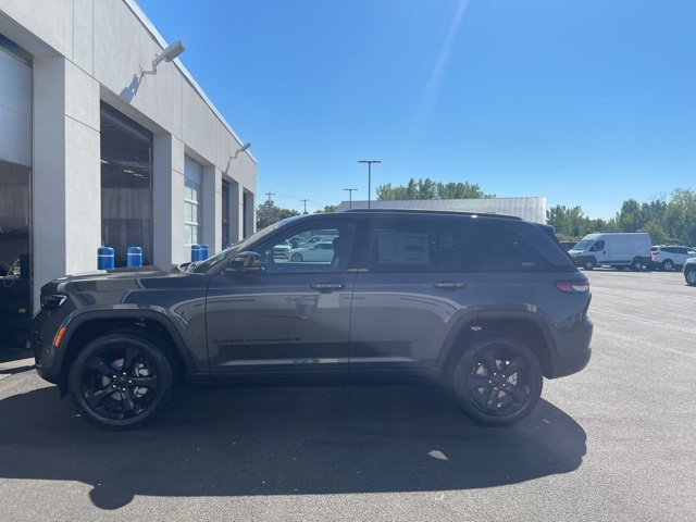 2025 Jeep Grand Cherokee Limited photo 2