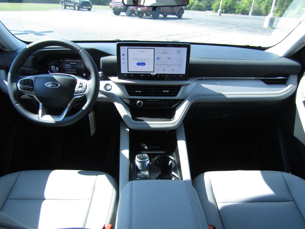 2025 Ford Explorer photo 12