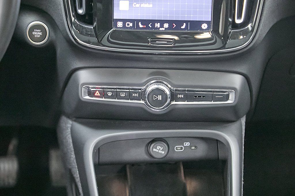 2023 VOLVO XC40 - Image 28