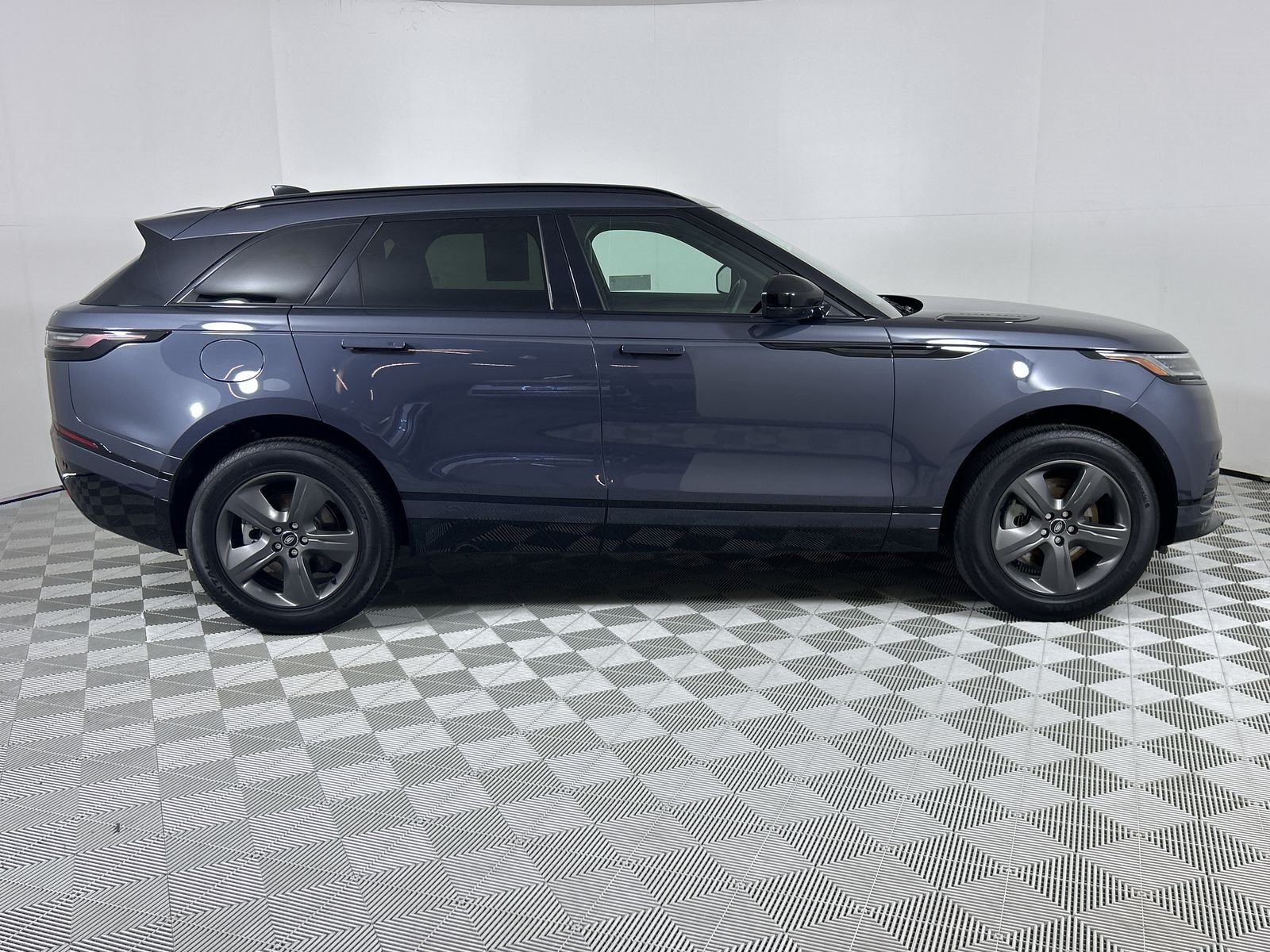 2025 Land Rover Range Rover Velar SE photo 4