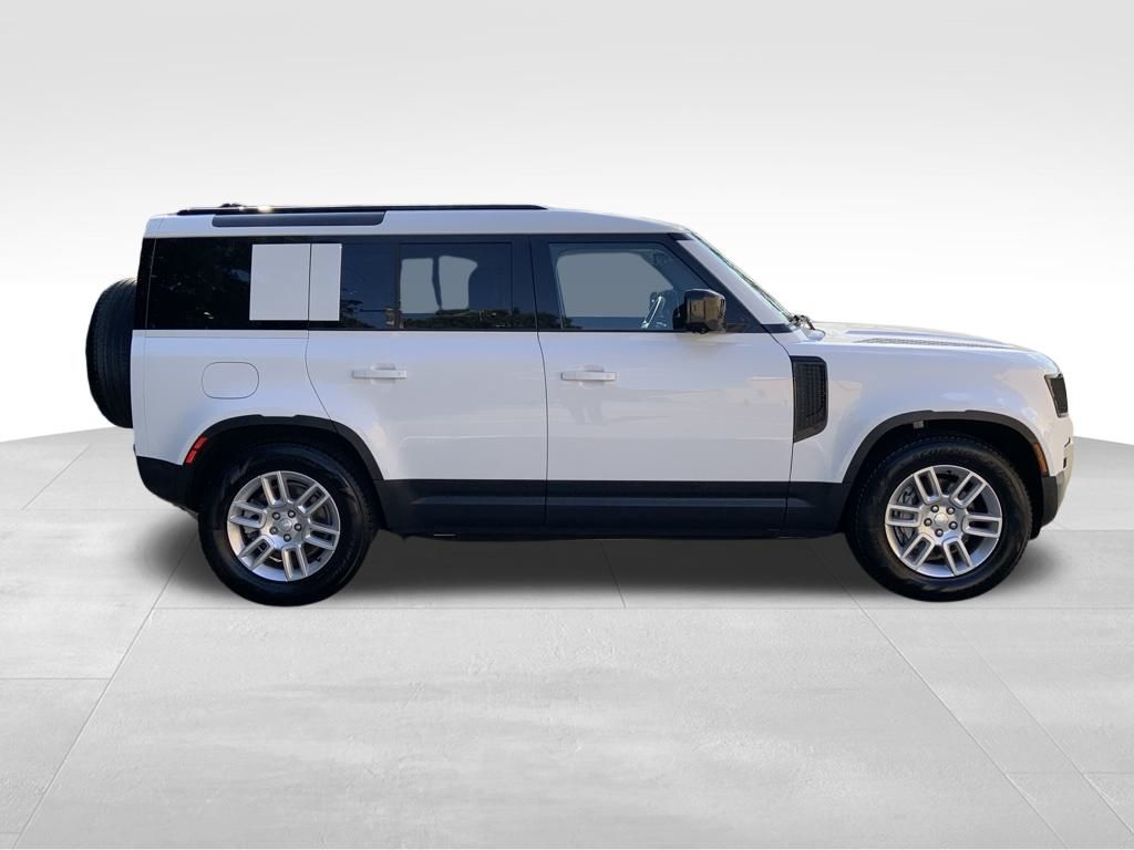 2025 Land Rover Defender 110 S photo 4