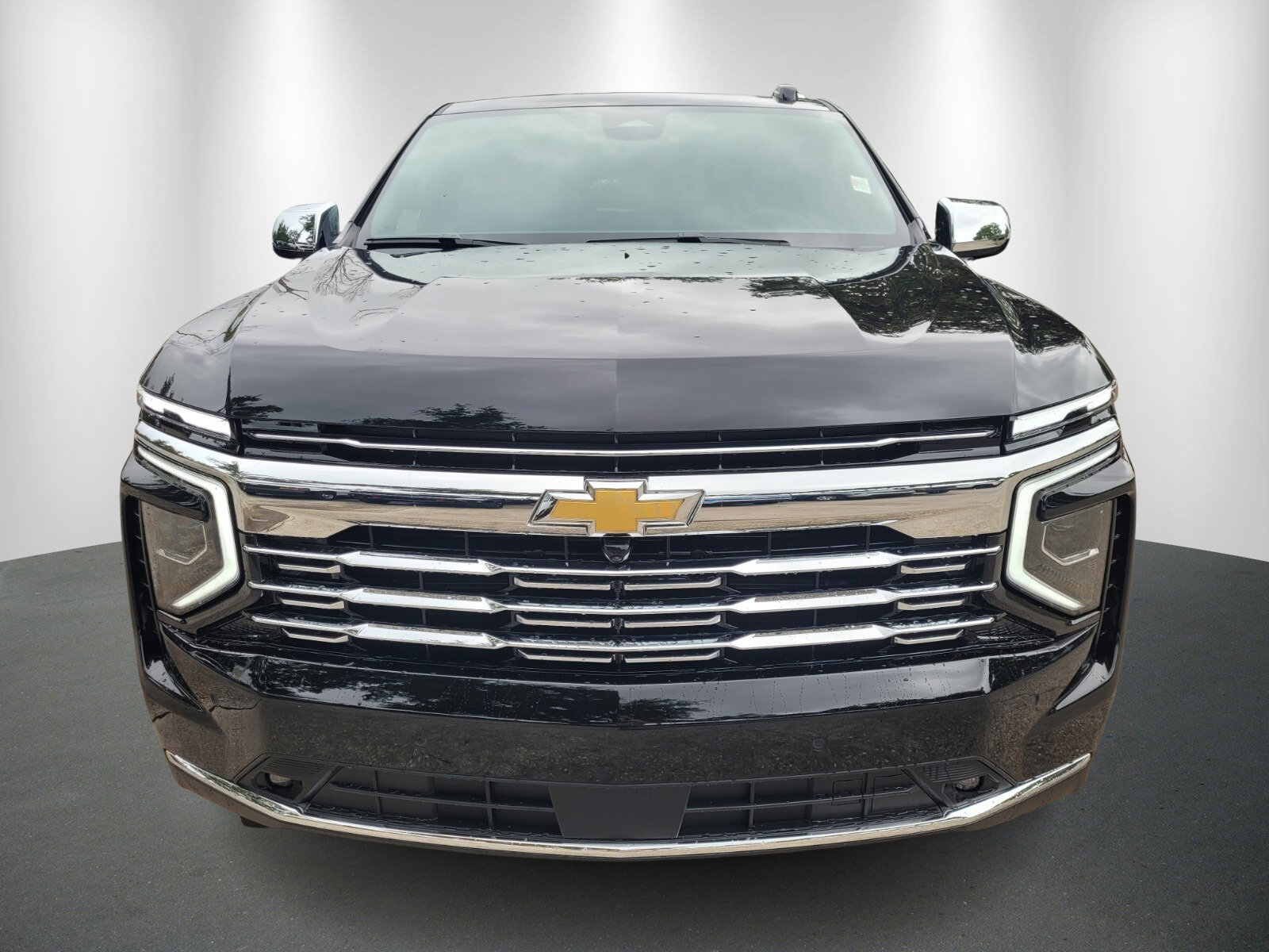 2025 Chevrolet Suburban Premier photo 2