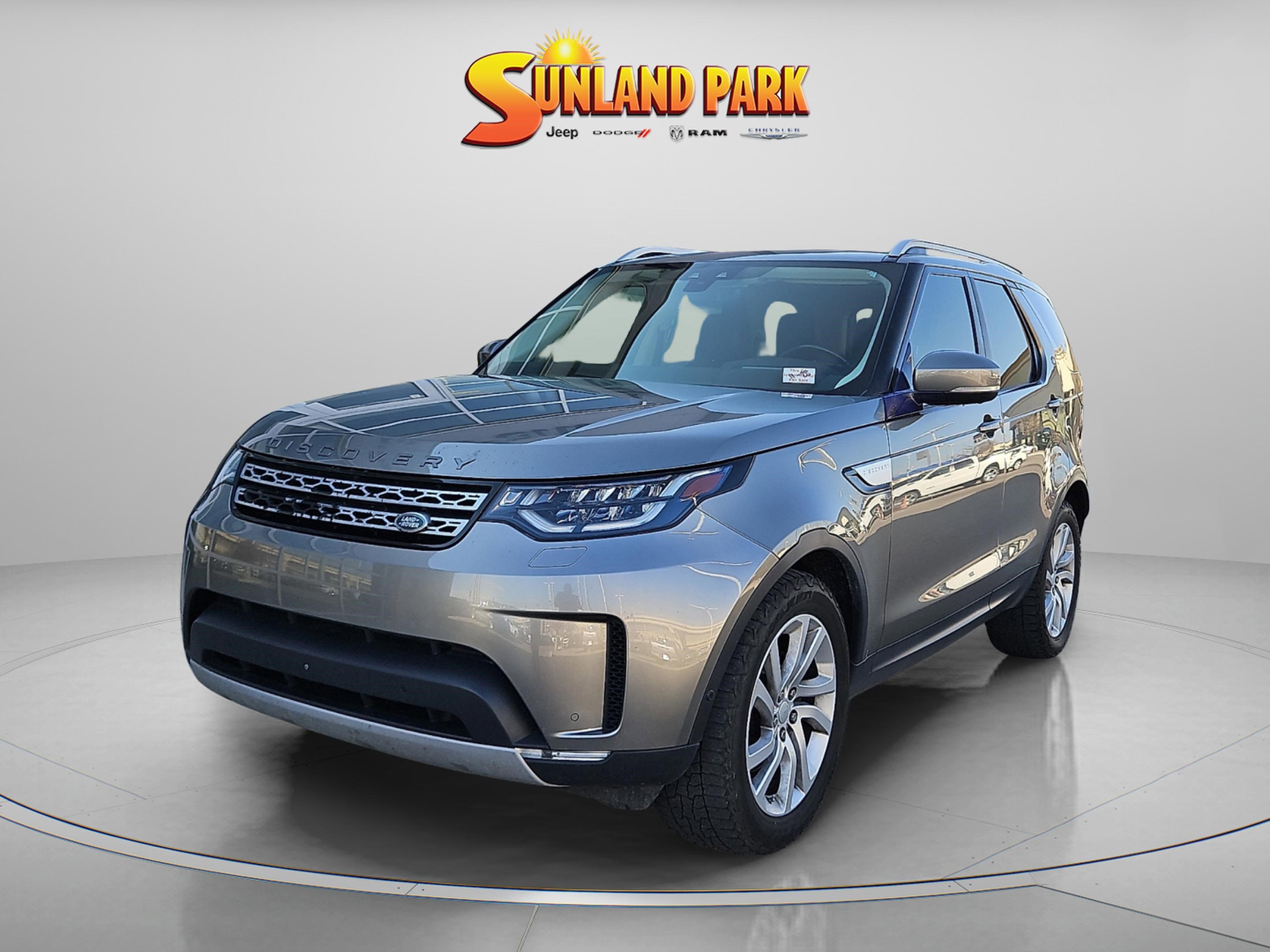 2017 Land Rover Discovery HSE photo 2
