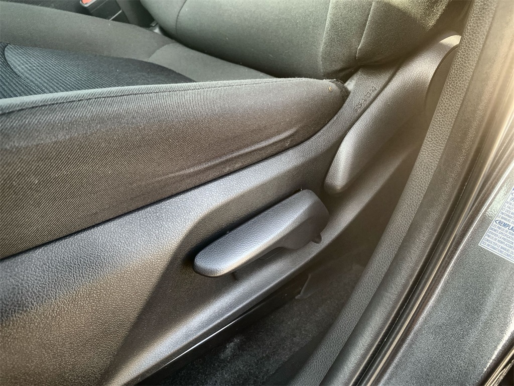 2022 Toyota RAV4 LE photo 14