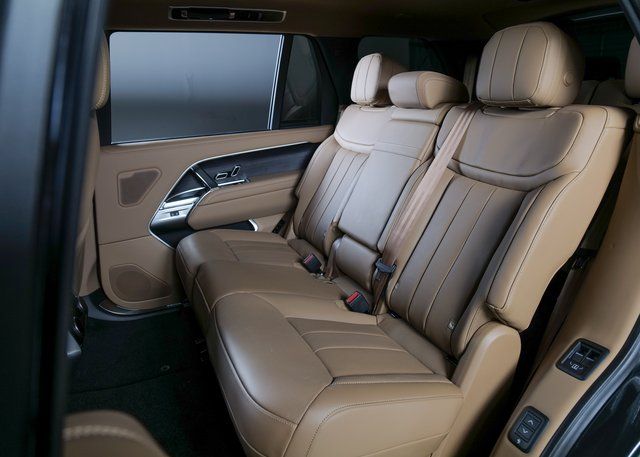 2025 Land Rover Range Rover SE photo 4