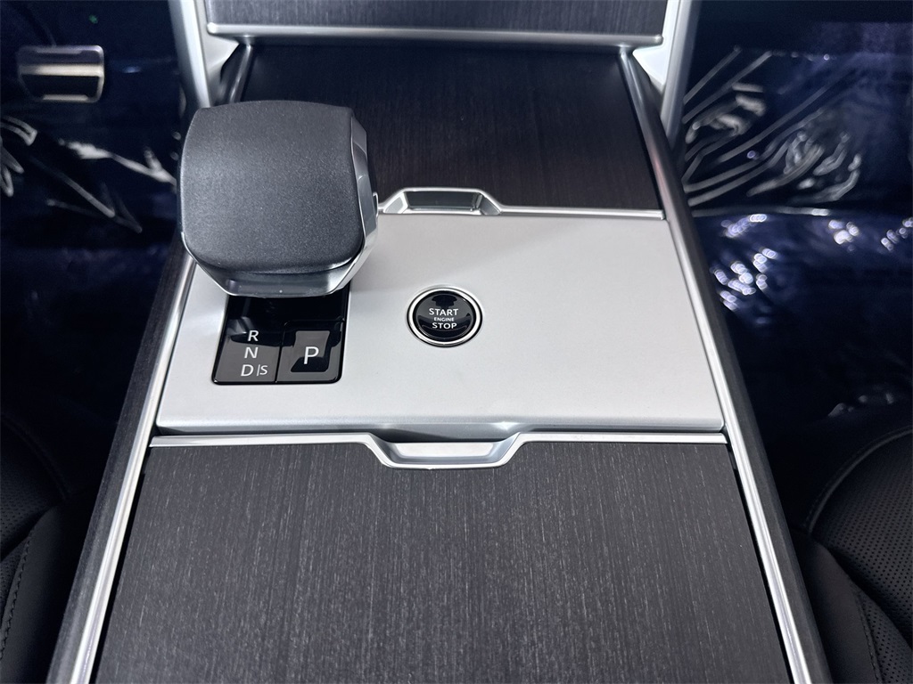 2025 Land Rover Range Rover SE photo 14
