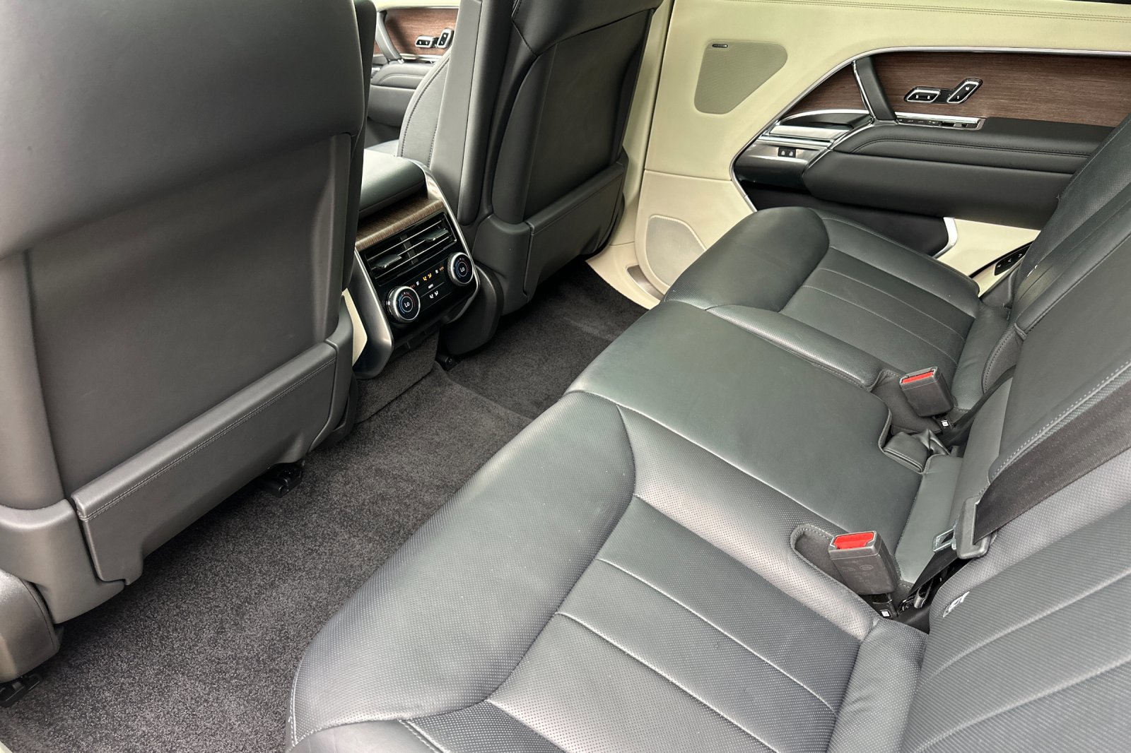 2023 Land Rover Range Rover SE photo 20