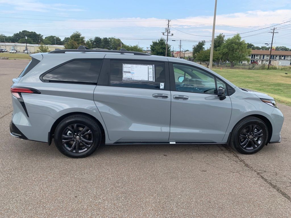2025 Toyota Sienna XSE photo 8