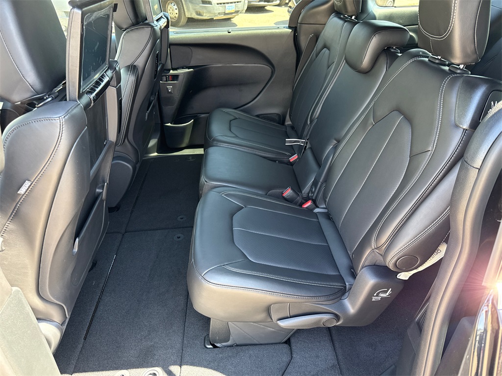 2025 Chrysler Pacifica photo 19