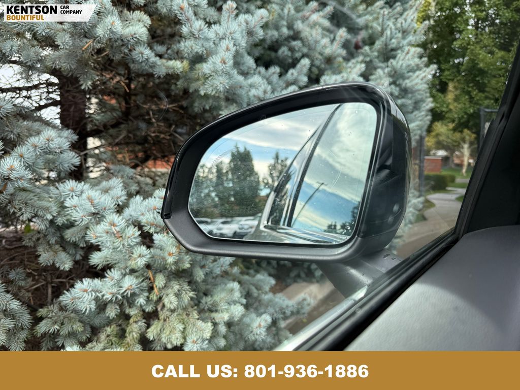 2025 Volvo XC40 Plus photo 22