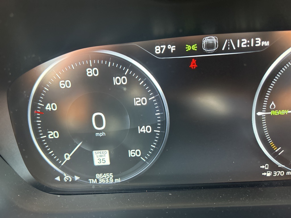 2019 Volvo XC60 Hybrid T8 Momentum photo 2