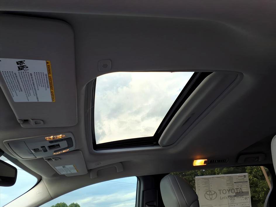2025 Toyota Sienna Hybrid XLE photo 12
