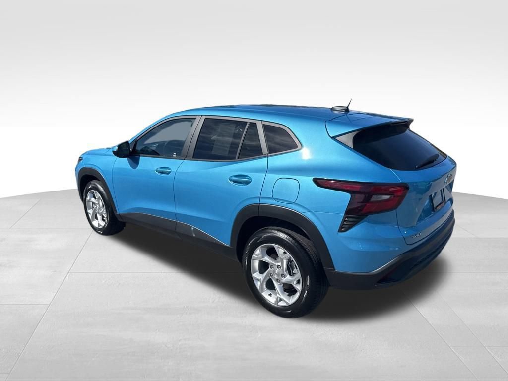 2025 Chevrolet Trax LS photo 3