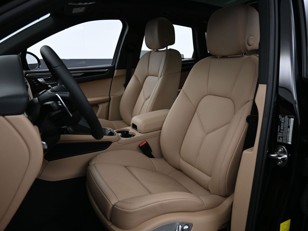 2025 Porsche Macan T photo 4