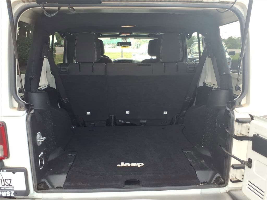 2017 Jeep Wrangler Unlimited Sahara photo 23