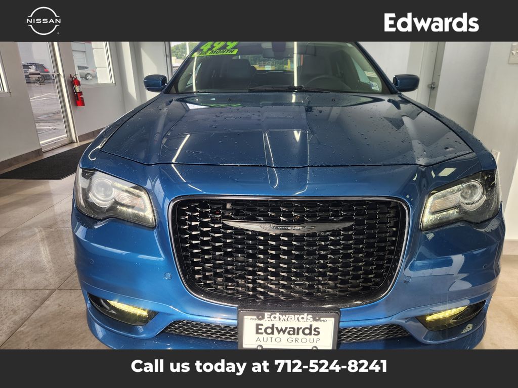 2023 Chrysler 300 Touring L photo 3