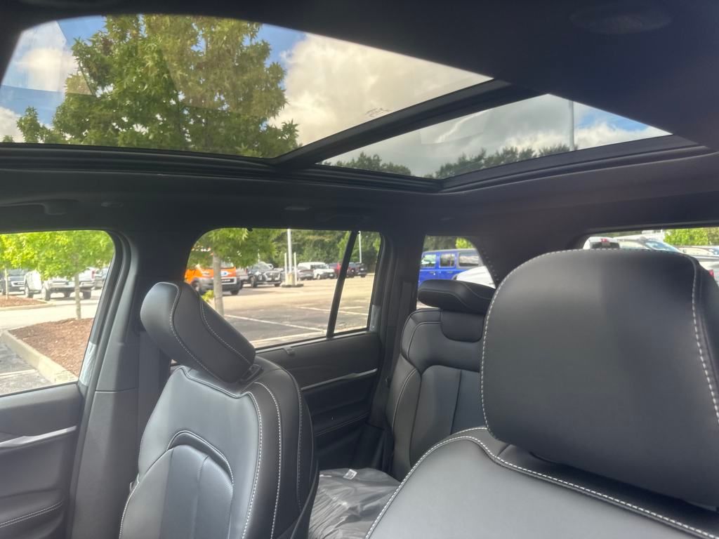 2025 Jeep Grand Cherokee Limited photo 4